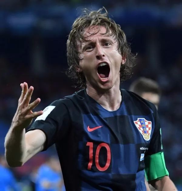 姆伯莫打进一球，吃到一张黄牌，赛后收获7.8的虎扑评分！